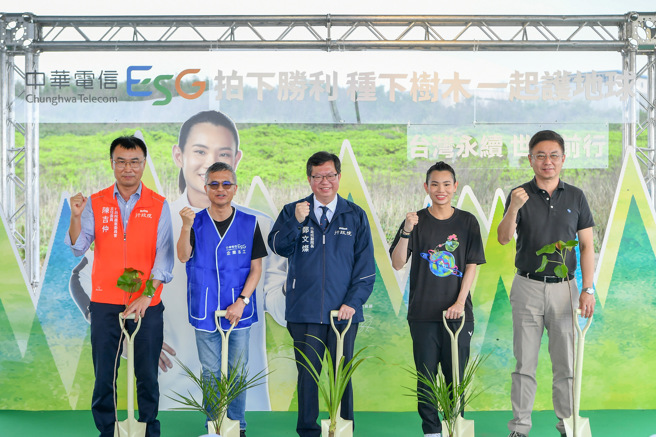 戴资颖（右2）出席中华电信「拍下胜利 种下树木」植树计画。（中华电信提供）