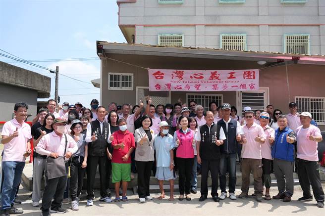 云林县北港镇7旬老翁照顾弱智儿住漏水屋，百名义工送新屋。（张朝欣摄）