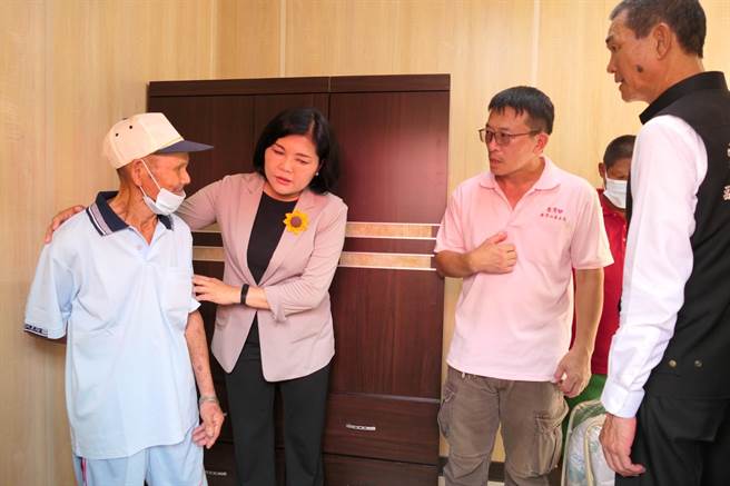 云林县长张丽善（左二）关心蔡姓老翁日后生活（左一），指示相关单位持续提供各种协助。（张朝欣摄）
