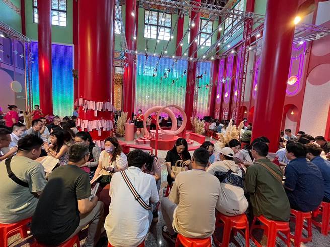 正统鹿耳门圣母庙未婚男女联谊活动十分热络，单身男女限时交谈，时间到仍舍不得换人。（台南市民政局提供／程炳璋台南传真）