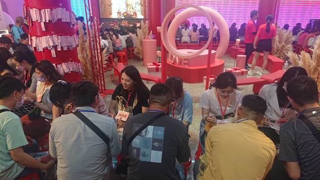 正统鹿耳门圣母庙未婚男女联谊活动在月老殿内展开。（程炳璋摄）