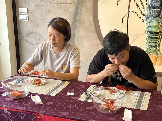 花莲知名海鲜餐厅今趁30周年之际，举办龙虾惜食大赛，要求参赛者在15分钟内把龙虾吃的乾净。（龙哥斯特海鲜餐厅提供／罗亦晽花莲传真）