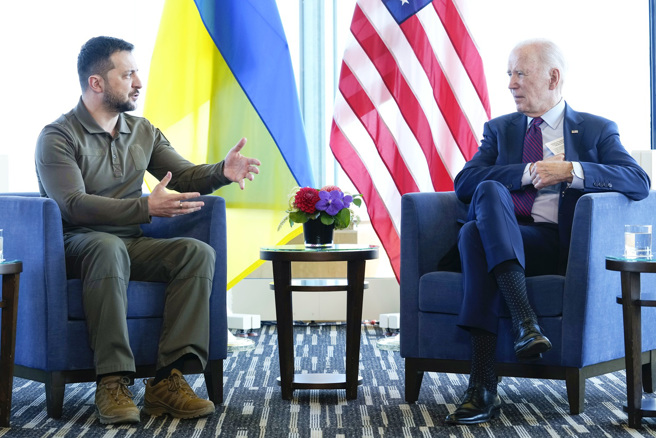 21日广岛G7峰会结束后，拜登与泽伦斯基举行场边会谈，拜登宣布新一波军援，泽伦斯基疑似承认巴赫姆特沦陷，不过发言人随后澄清。（图／美联社）