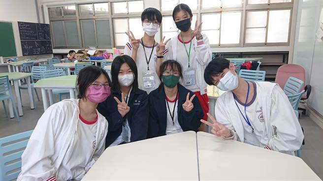 国中教育会考结束，考生放下考试压力，准备吃大餐、逛街、看电影，开心比YA。（程炳璋摄）