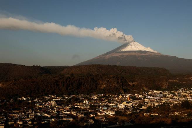 墨西哥首都墨西哥城东南方向的波波卡特佩特火山（Popocatepetl）喷发出大量火山灰。（路透社）
