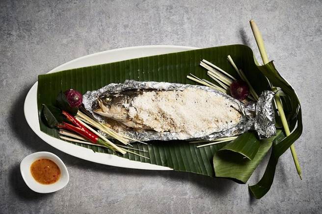 主厨推荐必点庶民美食「古法盐烤鱼」，鱼肉鲜美多汁，搭配特制沾酱食用，滋味迷人。(板桥凯撒大饭店提供)