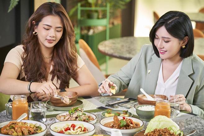 民眾到Lotus莲花泰式餐厅用餐，女性消费者可免费享用主厨精选「摩摩喳喳」甜品1份。示意图。(板桥凯撒大饭店提供)