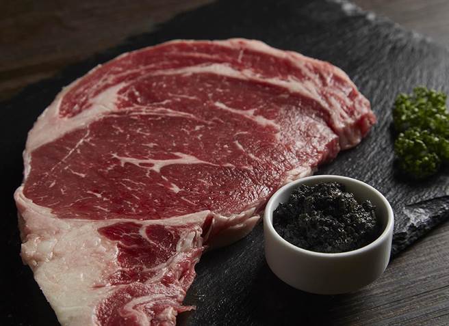 5月底前4人同行，到「肉次方」内用998元套餐，即赠「10盎司松露肋眼牛排」1份。(王品集团提供)