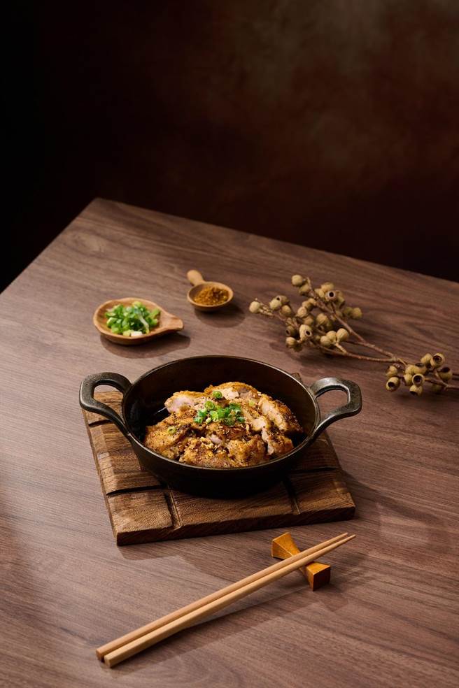 每周上「hot 7」LINE官方帐号，免费玩「好心情扭7来」，有机会获得「铁板椒麻鸡」等菜式的赠菜券。(王品集团提供)