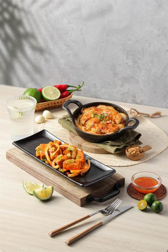 「hot 7」近期推出2道下饭新菜「泰式鸡腿排」与「糖醋雪花豚」，6月30日前，来店外带自取消费满599元，即赠「季节冰沙」2杯。(王品集团提供)