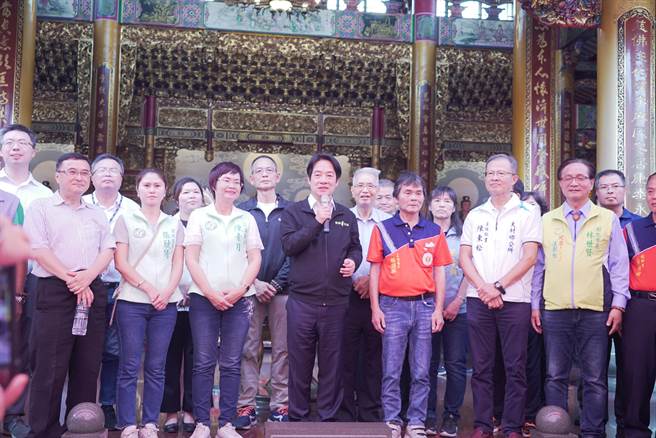 副总统赖清德21日下午在彰化成立「信赖台湾之友会」，在活动开始之前，先行到以巨峰葡萄闻名的大村乡拜访，二访大村地方信仰中心慈云寺参拜。（吴建辉摄）