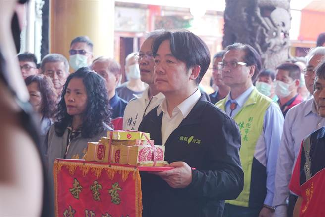 　21日下午赖清德敢在活动之前，率先到大村乡慈云寺参拜，主委赖传兴陪同，乡长赖志铭未现身派出秘书陪同，现场吸引上百乡亲热烈欢迎，这也是赖清德二度到访大村乡慈云寺。（吴建辉摄）