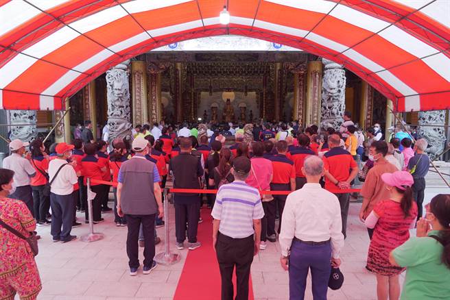 现场吸引上百乡亲到场支持。（吴建辉摄）