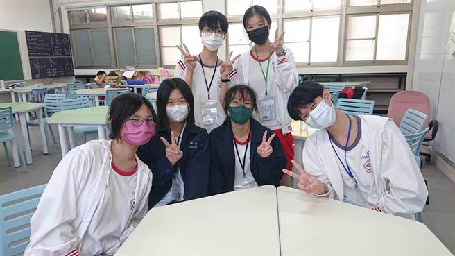 国中会考结束，台南地区补教名师张简永祥预估，今年台南一中、台南女中的落点应与去年一样，分别是28.8分及26.8分。（程炳璋摄）