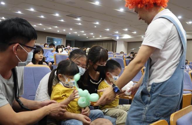 瓶子先生魔术剧团在现场与孩童互动，大小朋友都玩得非常开心。（大千医院提供／李京升苗栗传真）