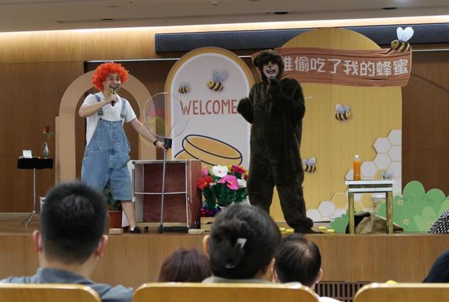 大千早产儿活动邀请瓶子先生魔术剧团到场表演。（大千医院提供／李京升苗栗传真）