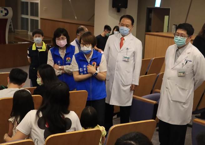 副县长邓桂菊及卫生局副局长庄素玲到场关心孩子们的健康。（大千医院提供／李京升苗栗传真）