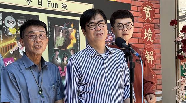 針對民進黨立委陳歐珀疑捲入im.B詐騙案，高雄市長陳其邁（中）以15字回應，「政治人物就是要立好法律、打擊詐騙」。（柯宗緯攝）