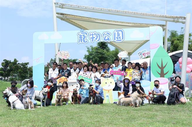 嘉义市首座宠物公园在绿映水漾公园启用，毛爸妈带毛孩欢庆。（廖素慧摄）