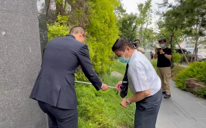 高大成根据遗体状况，推测赖男根本不是从10楼坠落，且生前有喝酒，酒中疑似被掺入药物，且赖男「生前曾骨折」死因可疑。（翻摄自记者爆料网）