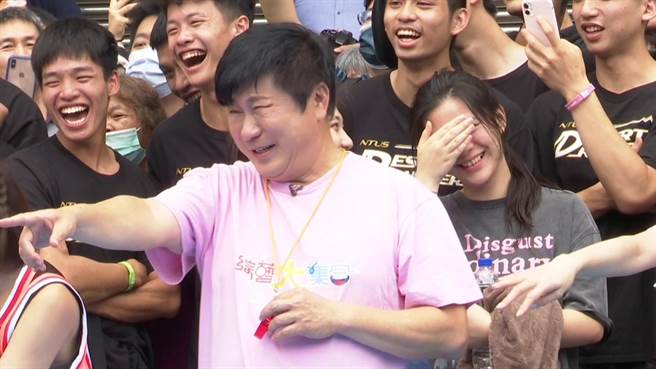 胡瓜為了要跟高中學生玩遊戲，竟然拒絕婆媽。（民視提供）