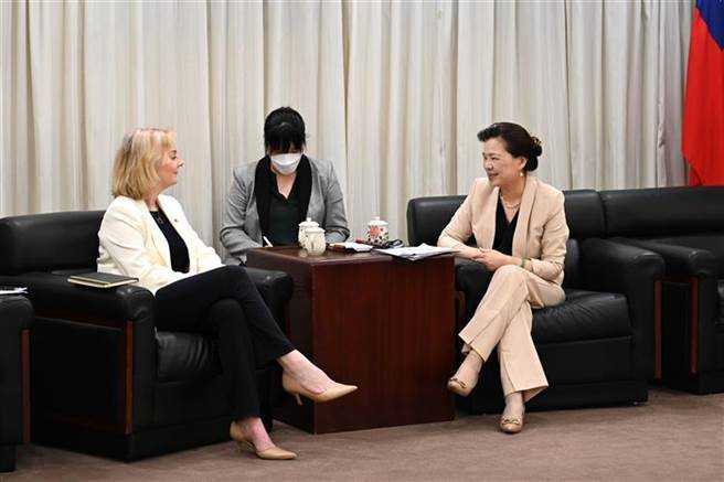 经济部王美花部长日前与英国前首相特拉斯（Liz Truss）会谈。(经济部提供)