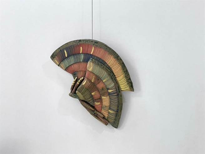 匈牙利籍陶艺家Agnes Husz致赠台北市成功高中作品「彩虹蝴蝶」，替成功高中校庆揭开序幕，象徵「美丽的开始」。（蔡佩珈摄）
