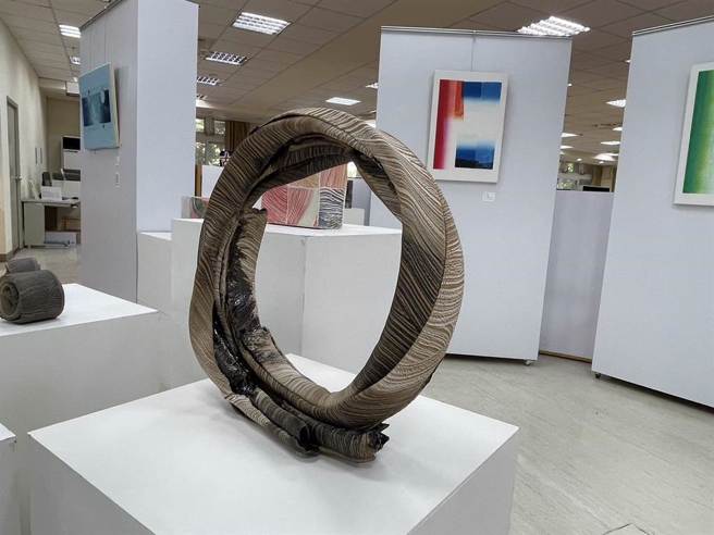 Agnes Husz致赠成功高中作品「圆」，代表成功高中师生与她生活圆满，因圆而相聚。（蔡佩珈摄）