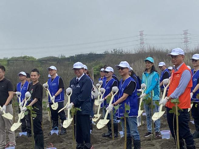 （中华电信21日携手羽球天后戴资颖于桃园芦竹海岸举行系列植树活动，由董事长郭水义(图前排右二)带领着公司主管与同仁，并邀请行政院副院长郑文灿、农委会主任委员陈吉仲、林务局长林华庆一起种下树木。图／林淑惠）