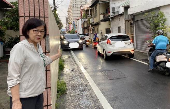台中市大里区德芳路一段因道路狭窄，车辆会车不便，险象环生。(张芬郁提供)