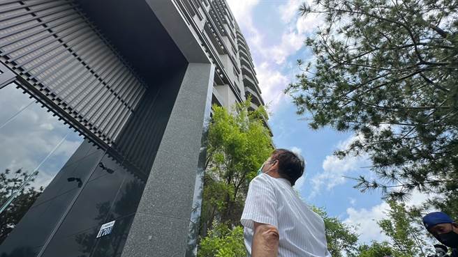 中山医学大学法医系主任高大成今中午由赖母委托律师许哲维陪同下到赖男被发现陈尸处实地勘查。（冯惠宜摄）