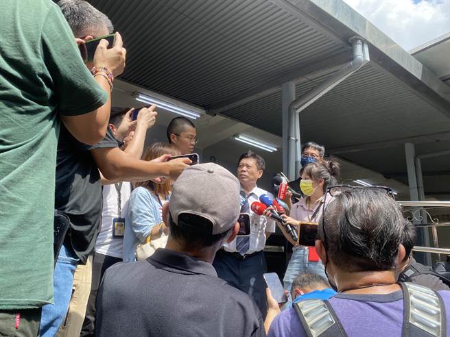 高大成也到生命礼仪所崇德馆详细检视赖男遗体。（冯惠宜摄）