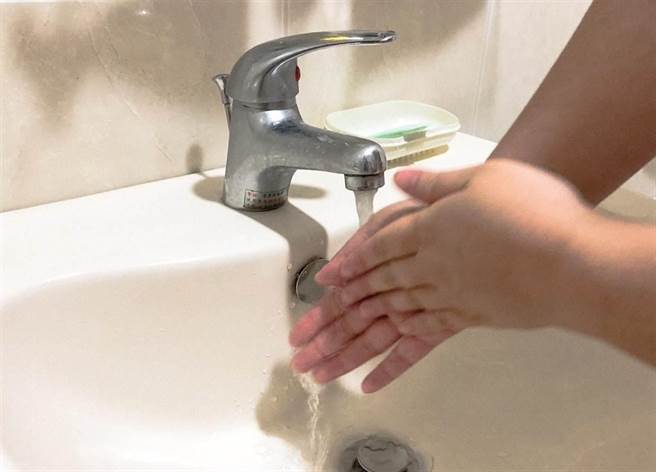 肠病毒疫情今年3月下旬升温，预计5月底至6月中达到高峰。（本报资料照片）