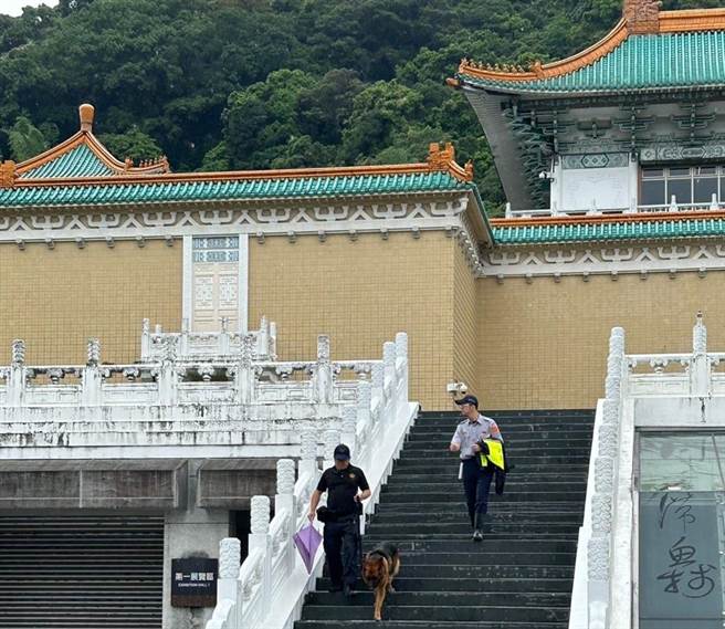 故宫日前也收到炸弹恐吓信，警方与侦爆犬地毯式搜索，确认是恶作剧。（本报资料照片）