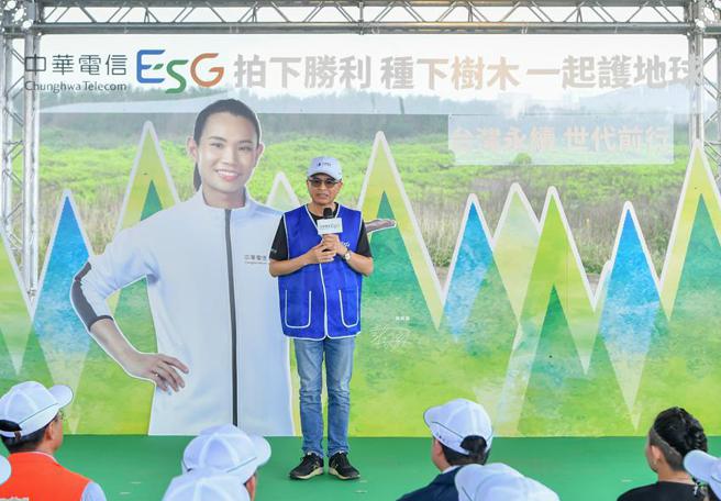 （中华电信21日携手羽球天后戴资颖于桃园芦竹海岸举行系列植树活动，图为中华电信董事长郭水义。图／中华电信提供）