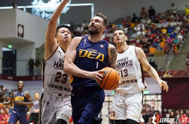 艾德持球切入禁区完全无视对方防守。(T1联盟提供)