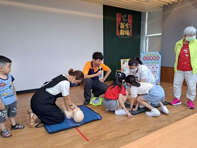 云林县政府举办新住民灾害应变活动，亲子学习心肺復甦术等各种急救技巧。（张朝欣摄）