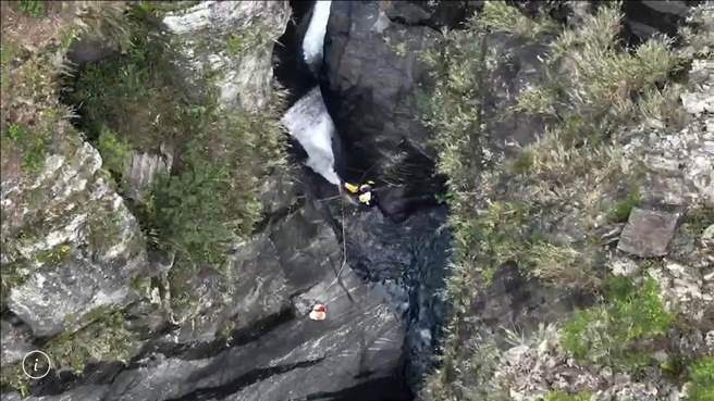 吊鉤在岩壁的女子经长时间摄影发现其姿势都没变过，屏东搜救队研判已经罹难。(屏东消防局提供/谢佳潾屏东传真)
