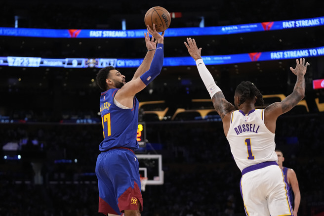 罗素（右）攻守两端遭贾玛莫瑞（左）戏弄。（美联社）