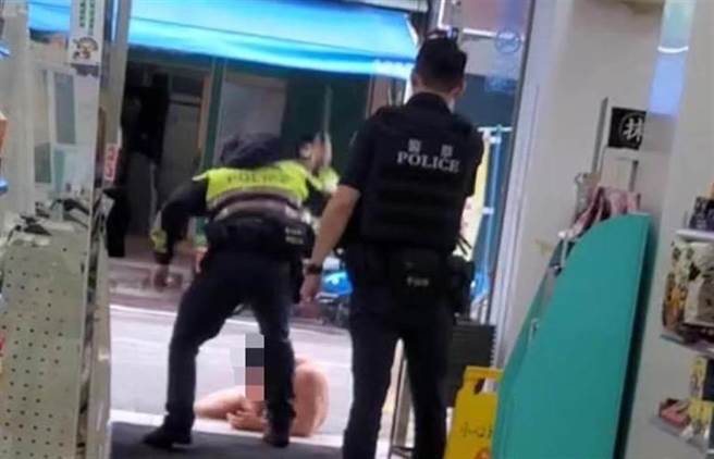 台版浩克恐怖攻击行为，分局教官教导员警应该如何自我保护。(翻摄记者爆料网)