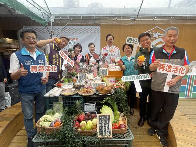 桃园市龙潭市场改造案完工，经济部长王美花、市长张善政共同参加落成典礼并一起逛市场。（吕筱蝉摄）