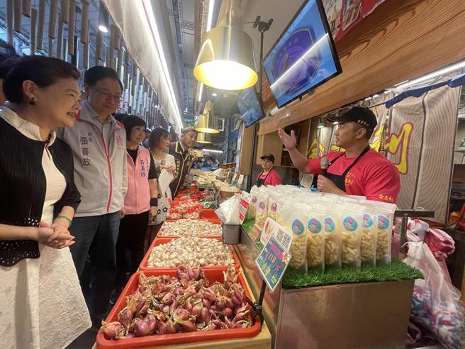 桃园市龙潭市场改造案完工，经济部长王美花、市长张善政共同参加落成典礼并一起逛市场。（吕筱蝉摄）