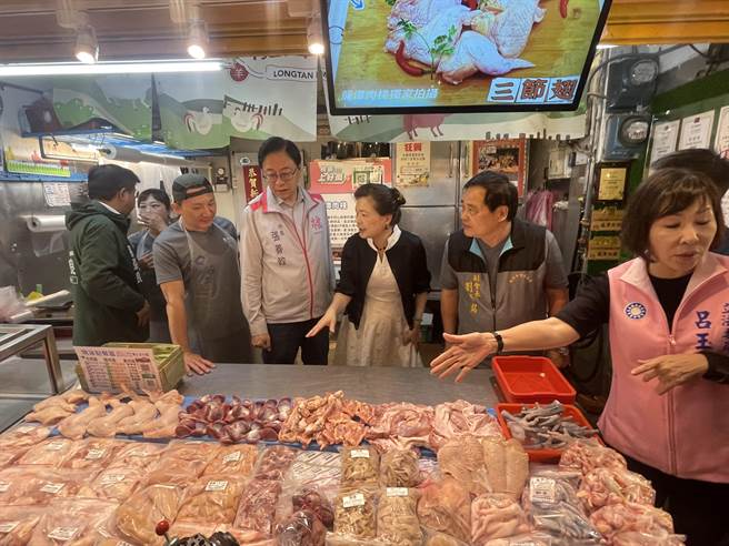 桃园市龙潭市场改造案完工，经济部长王美花、市长张善政共同参加落成典礼并一起逛市场。（吕筱蝉摄）