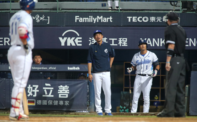 富邦悍将总教练丘昌荣在19日比赛2度上场抗议好球带。（郑任南摄）