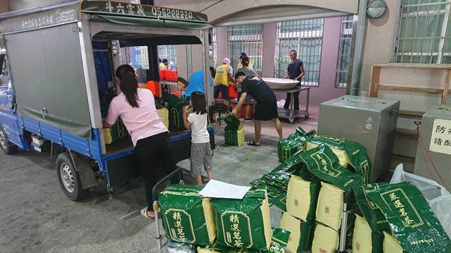 鹿谷农会春茶赛于22日起展开2阶段评茶，许多参赛者昨赶往缴茶。（鹿谷农会提供／陈淑娥南投传真）