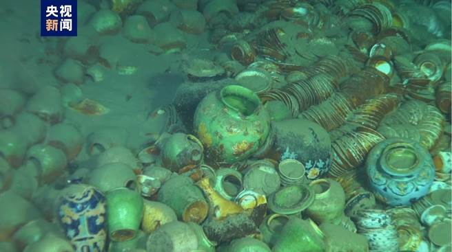 南海考古发现两处中国古代沈船，文物超十万件。（央视新闻截图）