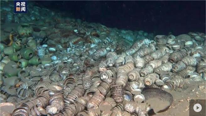 南海考古发现两处中国古代沈船，文物超十万件。（央视新闻截图）