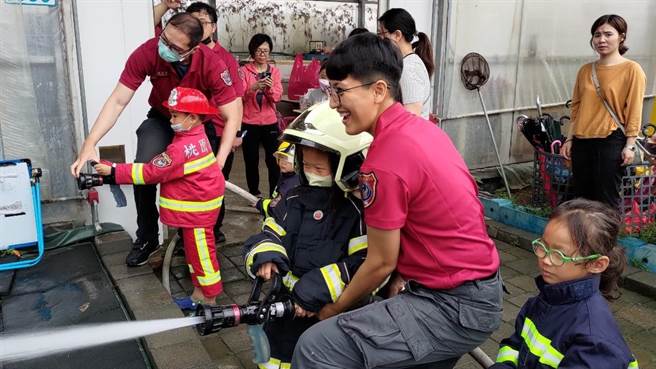 桃园市第三救灾救护大队山脚消防分队昨天偕同芦竹消防分队、大竹消防分队于芦竹区双源鱼菜共生农场举行消防宣导暨母亲节感恩活动。（桃园市消防局山脚分队提供／陈梦茹桃园传真）