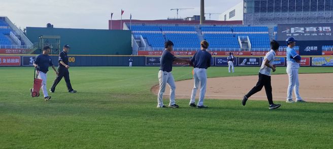 乐天桃猿21日与富邦悍将之战在比赛开打时才发现三垒边线没有画。（陈麒全摄）