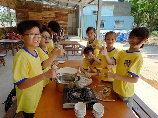学生团体进行DIY捏制虱目鱼丸等游程体验。（台南市马沙沟观光休閒协会提供／张毓翎台南传真）
